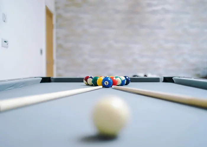 Chic Modern Retreat In - Pool Table * 约克